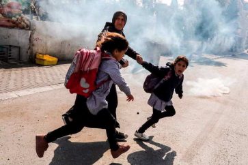 Une femme et deux écolières tentent de fuir les gaz lacrymogènes tirés par les forces israéliennes en Cisjordanie, le 17 novembre 2019. ©Getty Images
