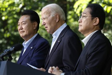 Le président sud-coréen Yoon Suk-yeol, le président américain Joe Biden et le Premier ministre japonais Kishida Fumio à Camp David, le 18 août.