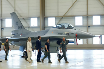 Le président Volodymyr Zelensky et le premier ministre néerlandais Mark Rutte devant un avion de chasse F-16 à Eindhoven, aux Pays-Bas, le 20 août 2023. PIROSCHKA VAN DE WOUW / REUTERS