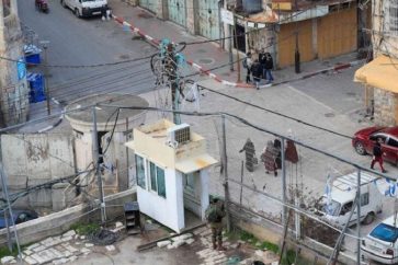 4 femmes et une fille palestiniennes ont été déshabillée de force par les soldates de l'occupation israélienne à AlKhalil Hébron, le 10 juillet 2023.