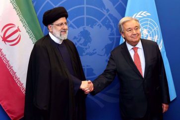 Le président iranien Ebrahim Raïss (G) serre la main du secrétaire général des Nations Unies, Antonio Guterres, au siège de l'ONU à New York, le 19 septembre 2023. (president.ir)