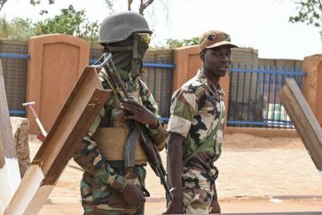 Militaires nigérians devant l'ambassade de France à Niamey (photo d'illustration).