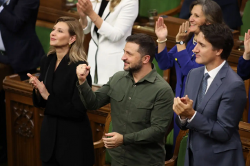 Le président ukrainien, Volodymyr Zelensky (au centre), et le premier ministre canadien, Justin Trudeau (à droite), lors d’un hommage à un ancien combattant nazi à la Chambre des communes, à Ottawa, vendredi 22 septembre.