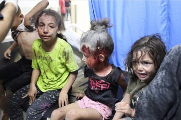Des enfants palestiniens terrifiés par les bombardements israéliens.