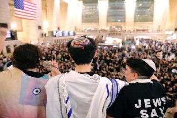 Dans la gare Grand Central, à New York, des manifestants se rassemblent pour demander une trêve à Gaza, le 27 octobre 2023. ©AFP