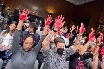 Des militants brandissent des mains avec de la peinture rouge en référence au meurtre des Palestiniens par Israël à Gaza avec le soutien de Washington, lors d'une audience au Sénat, le 31 octobre 2023. ©Reuters