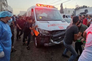 Un convoi d'ambulance transportant des blessés visé par un bombardement israélien, le 3 novembre 2023 à Gaza.