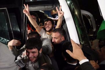 Célébration de la libération des prisonniers palestiniens à l’extérieur de la ville de Ramallah en Cisjordanie. ©EPA
