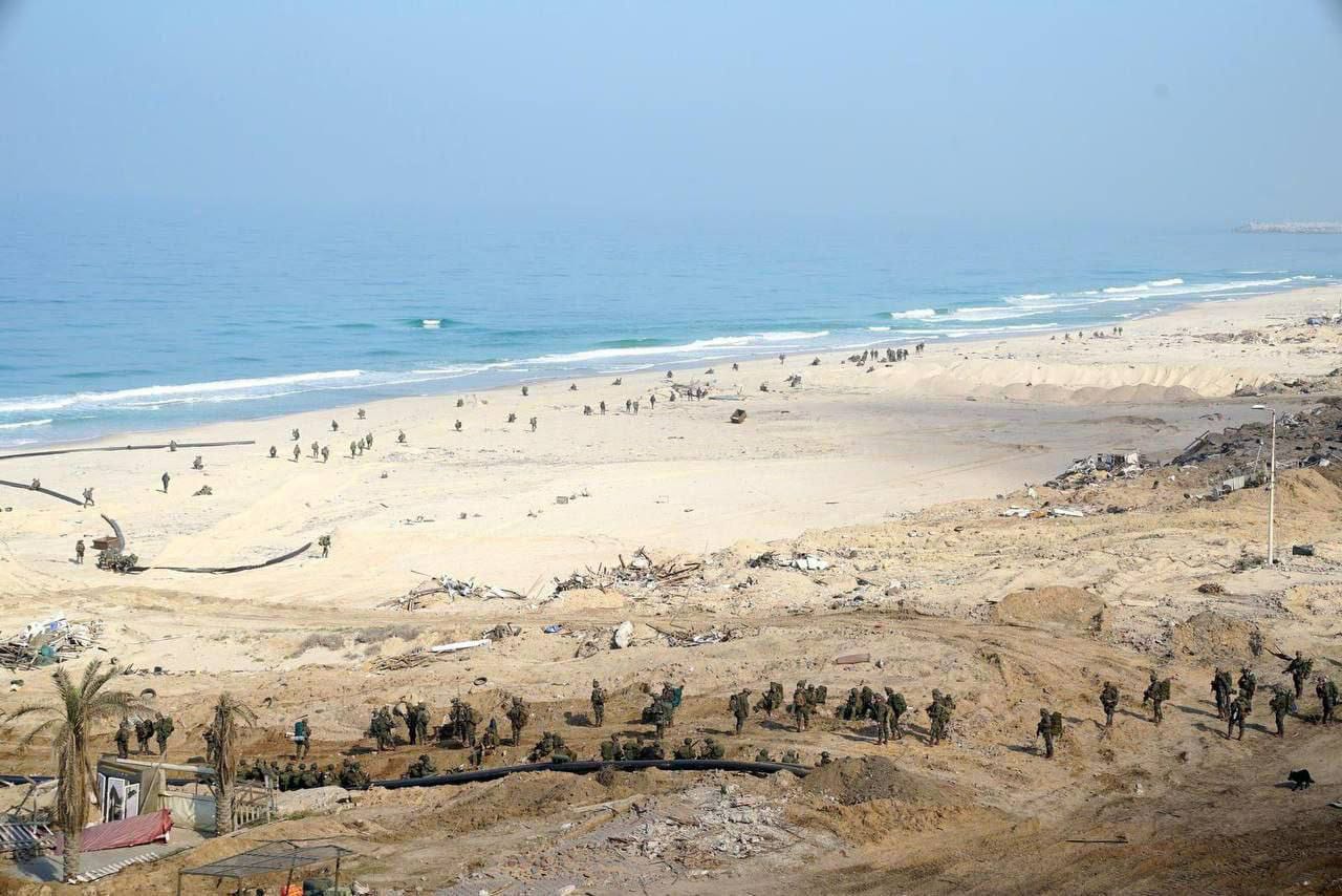Des images sur les réseaux sociaux ont montré les soldats israéliens sur la plage de Gaza s'apprêter à inonder ces tunnels avec de l'eau de mer