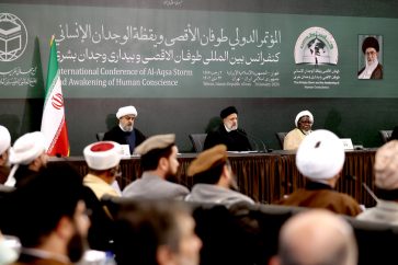 Le président iranien, Ebrahim Raïssi (au centre) s'exprime à la tribune de la conférence internationale ayant comme thème " Le Déluge d'Al-Aqsa et l'éveil de la conscience