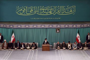 L'Ayatollah Sayed Ali Khamenei, reçoit les participants au 40e Concours international du Coran à Téhéran, capitale iranienne, le jeudi 22 février 2024. (Photo via leader.ir)