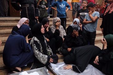 Des femmes gazaouies pleurant leurs proches