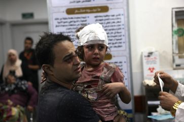 Une fillette palestinienne blessée suite aux bombardements israéliens contre Gaza.