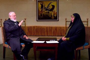 Cheikh Talal Abdulrahman, ex-prisonnier palestinien, est interrogé par Marzieh Hashemi, journaliste de la chaîne Press TV.