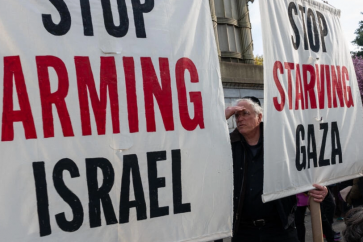 Des manifestants américains brandissant des pancartes appelant à l'arrêt du soutien militaire US à 'Israël'.
