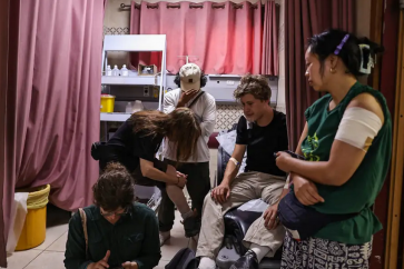 Des volontaires étrangers, certains originaires des États-Unis, reçoivent des soins à l’hôpital Rafidia de Naplouse, après avoir été attaqués avec les Palestiniens qu’ils aidaient à travailler leur terre par des colons israéliens dans le village de Qusra, en Cisjordanie occupée, le 21 juillet 2024.