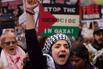 Des manifestants pro-palestiniens participent à une marche à l'occasion de la Journée de Qods, à Londres, au Royaume-Uni, le 5 avril 2024. ©AP