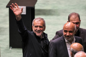 Le président iranien Massoud Pezeshkian, à gauche, saluant les membres du Parlement, le 21 août 2024 à Téhéran. Photo ATTA KENARE / AFP