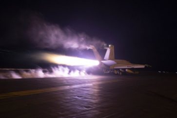 Un avion décollant de l'USS Dwight D. Eisenhower (CVN 69) lors d'opérations de vol dans la mer Rouge, le 22 janvier 2024. ©AP