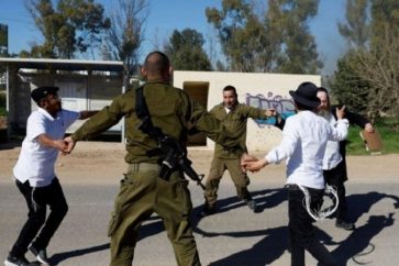 Des colons qui dansent avec des soldats israéliens en Cisjordanie occupée (illustration)