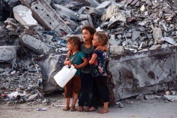 Des filles palestiniennes participent aux prières de l'Aïd al-Adha dans le camp de réfugiés de Bureij, dans le centre de la bande de Gaza, le 16 juin 2024. ©Getty Images