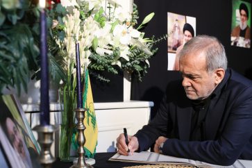 Le président iranien signe le livret commémoratif du feu chef du Hezbollah, Téhéran, le 30 septembre 2024. ©president.ir