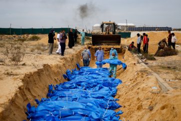 Plusieurs dizaines de Palestiniens non identifiés morts dans le nord de la bande de Gaza sont enterrés dans une fosse commune à Khan Younès, dans le sud de Gaza, le 22 novembre 2023. ©Reuters