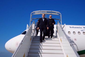 Le ministre iranien des Affaires étrangères, Abbas Araghchi, débarque d'un avion à son arrivée à Beyrouth le 4 octobre 2024. (Photo du ministère iranien des Affaires étrangères)