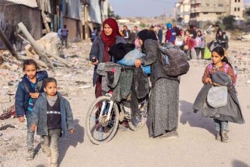 Des Palestiniens déplacés fuyant Beit Lahia, dans le nord de Gaza, marchent sur la route principale de Salah al-Din, le 17 novembre 2024. ©AFP