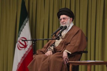 Le Leader de la Révolution islamique, l'Ayatollah Seyyed Ali Khamenei, rencontre un groupe de panégyristes religieux à Téhéran le 22 décembre 2024. (Photo de leader.ir)