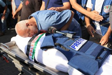 Un Palestinien pleure la mort du journaliste de Palestine TV Mohamed Abou Hatab et de 11 membres de sa famille, tués lors d’une frappe aérienne israélienne à Khan Younès, le 3 novembre 2023. ©AFP