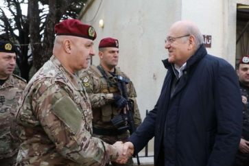 Le Premier ministre Nagib Mikati et le chef de l'armée libanaise le général Joseph, lors d'une tournée d'inspection au sud-Liban, le 23 décembre 2024.