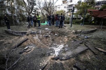 Les dégâts causés par un missile lancé depuis le Yémen sur Tel-Aviv, le 21 décembre 2024. ©AA