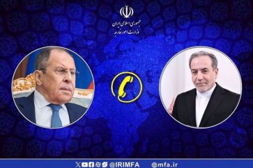 Le ministre iranien des Affaires étrangères Abbas Araghchi (D) s’entretient au téléphone avec son homologue russe Sergueï Lavrov, le 30 novembre 2024. ©MFA