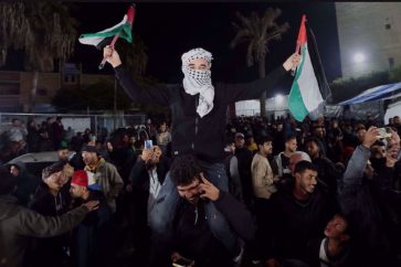 Les Palestiniens agitent le drapeau national, le 15 janvier 2025, après que le régime israélien a été contraint d'accepter un accord de cessez-le-feu à Gaza. ©Reuters