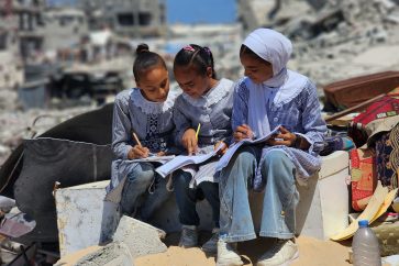 Les élèves font leurs devoirs sur les décombres de la maison de leur professeur Alaa Abu Mustafa, dont la maison a été détruite lors des attaques de l'armée israélienne, à Khan Younes, Gaza, le 03 septembre 2024.