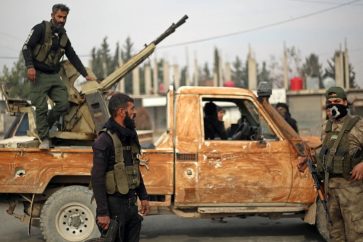 Des forces de l’Armée nationale syrienne, soutenue par la Turquie, en patrouille sur une route menant à Manbij, le 4 janvier 2025. ©AFP