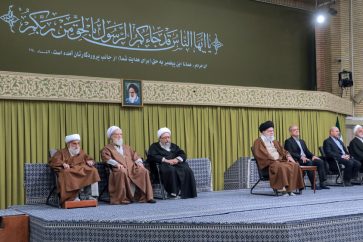 Le Leader de la Révolution islamique, l'Ayatollah Seyyed Ali Khamenei, rencontre un groupe de responsables iraniens et d'ambassadeurs de pays musulmans à Téhéran le 28 janvier 2025. ©Khamenei.ir