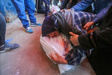 Une femme palestinienne pleure ses proches tués par les forces d'occupation israéliennes en Cisjordanie.