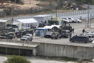 Des véhicules de l'occupation devant la prison israélienne d'Ofer, en Cisjordanie occupée