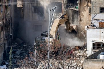 Un bulldozer israélien détruit les maisons des Palestiniens à Tulkarem, le 18 février 2025.