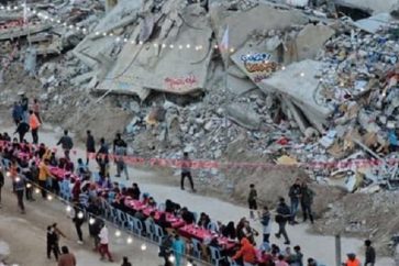 Des Gazaouis rassemblés autour de la table de l'Iftar, pendant le mois de Ramadan