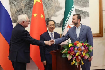 Le vice-ministre chinois des Affaires étrangères, Ma Zhaoxu avec ses homologues russe Sergueï Riabkov et iranien Kazem Gharibabadi.