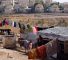 Des enfants palestiniens jouent devant leur maison dans la ville d'al-Eizariya proche de la colonie Maale Adumim en arrière-plan, en Cisjordanie occupée par ‘Israël’. ©Reuters