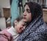 Une mère palestinienne et sa fille, blessées lors d'une attaque israélienne, attendent à l'hôpital Nasser de Khan Younès, dans le sud de la bande de Gaza. ©Anadolu