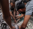 Une fille palestinienne ensevelie sous les décombres des bâtiments bombardés par 'Israël' à Gaza.