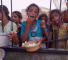 Des Palestiniens font la queue pour obtenir des rations de nourriture cuite dans un camp de réfugiés improvisé à Khan Younis, dans la bande de Gaza, le 3 septembre 2024. © AFP