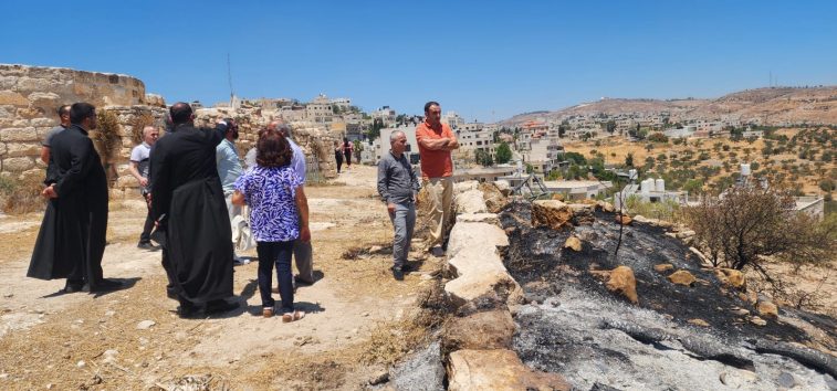 <a href="https://french.manartv.com.lb/3339899">&laquo;&nbsp;Nous ne comptons plus&nbsp;&raquo;: un village chrétien de Cisjordanie appelle à l&rsquo;aide après des attaques de colons qui ont incendié une église.(Vidéos)</a>
